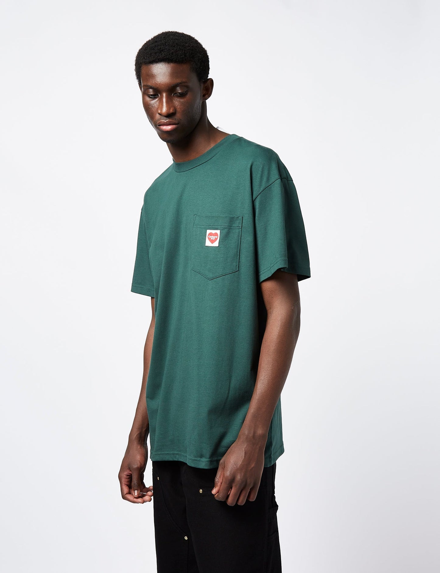 T-Shirt mit Herztasche (locker sitzend) – Schwarz